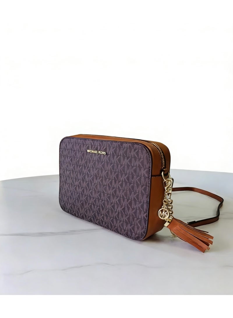 مايكل حقيبة كاميرا كروس بودي من مايكل كورس للنساء - طباعة شعار متوسط على قماش القنب - Image 2